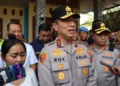 Kapolda Jawa Tengah, Irjen Pol Roy Hardi Siahaan, saat mendatangi rumah korban kekerasan debt collector di Desa Jepang, Kecamatan Mejobo, Kabupaten Kudus, Rabu, 14 Oktober 2026. (Mohammad Fahtur Rohman/Lingkarjateng.id)