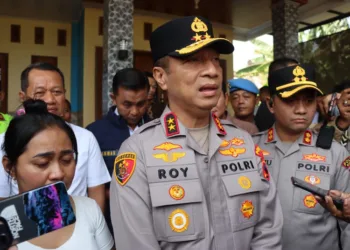 Kapolda Jawa Tengah, Irjen Pol Roy Hardi Siahaan, saat mendatangi rumah korban kekerasan debt collector di Desa Jepang, Kecamatan Mejobo, Kabupaten Kudus, Rabu, 14 Oktober 2026. (Mohammad Fahtur Rohman/Lingkarjateng.id)