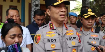 Kapolda Jawa Tengah, Irjen Pol Roy Hardi Siahaan, saat mendatangi rumah korban kekerasan debt collector di Desa Jepang, Kecamatan Mejobo, Kabupaten Kudus, Rabu, 14 Oktober 2026. (Mohammad Fahtur Rohman/Lingkarjateng.id)