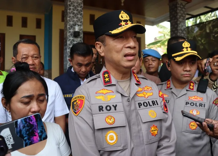 Kapolda Jawa Tengah, Irjen Pol Roy Hardi Siahaan, saat mendatangi rumah korban kekerasan debt collector di Desa Jepang, Kecamatan Mejobo, Kabupaten Kudus, Rabu, 14 Oktober 2026. (Mohammad Fahtur Rohman/Lingkarjateng.id)