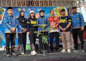 Karang Taruna Kabupaten Kendal bersama pemerintah setempat menggelar kegiatan “Karta Menanam” 150 bibit sukun di Dukuh Sono, Desa Tejorejo, Kecamatan Ringinarum, Kamis 1 Oktober 2026. (Anik Kustiani/Lingkarjateng.id)