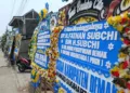 Karangan bunga ucapan belasungkawa membanjiri rumah Anggota Pimpinan VI BPK RI, Fathan Subchi, di Desa Betah Walang, Kecamatan Bonang, Kabupaten Demak, Senin, 26 Oktober 2026. (Ahmad Abror/Lingkarjateng.id)