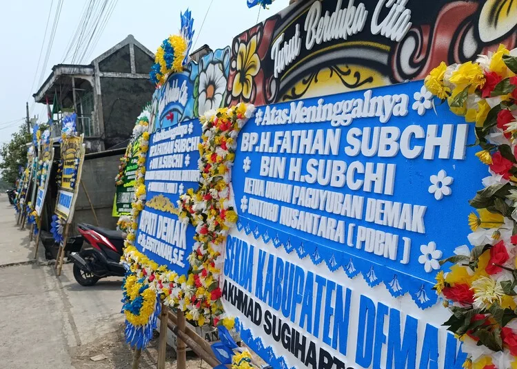 Karangan bunga ucapan belasungkawa membanjiri rumah Anggota Pimpinan VI BPK RI, Fathan Subchi, di Desa Betah Walang, Kecamatan Bonang, Kabupaten Demak, Senin, 26 Oktober 2026. (Ahmad Abror/Lingkarjateng.id)