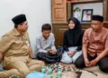 Wakil Gubernur Jawa Tengah Taj Yasin menyambangi keluarga korban perundungan siswa di Kebondalem, Kabupaten Pemalang pada Selasa, 20 Oktober 2026. (Humas Pemprov Jateng)