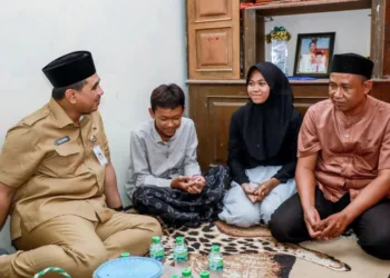 Wakil Gubernur Jawa Tengah Taj Yasin menyambangi keluarga korban perundungan siswa di Kebondalem, Kabupaten Pemalang pada Selasa, 20 Oktober 2026. (Humas Pemprov Jateng)