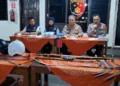 Konferensi pers kasus pelajar tewas dalam tawuran di Mapolsek Banyumanik, Kota Semarang, Minggu, 11 Oktober 2026. (Syahril Muadz/Lingkarjateng.id)