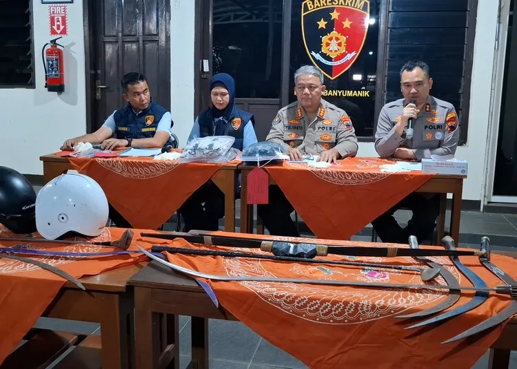 Konferensi pers kasus pelajar tewas dalam tawuran di Mapolsek Banyumanik, Kota Semarang, Minggu, 11 Oktober 2026. (Syahril Muadz/Lingkarjateng.id)