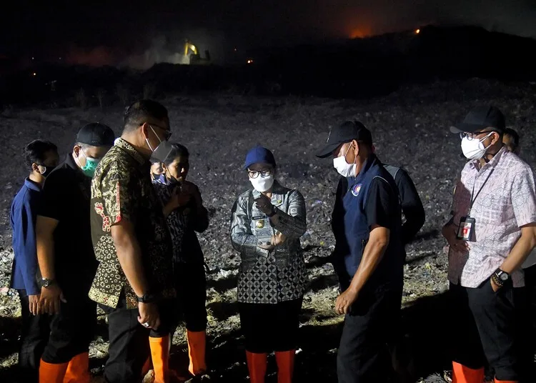 Wali Kota Semarang, Agustina Wilujeng Pramestuti, saat meninjau kebakaran di TPA Jatibarang baru-baru ini. (Humas Pemkot Semarang/Lingkarjateng.id)