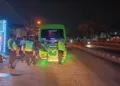 Petugas kepolisian Satlantas Polres Demak saat melakukan olah TKP kecelakaan rombongan IPNU Jepara di Jalur Pantura Kilometer 14+800, Desa Batu, Kecamatan Karangtengah, Kabupaten Demak, pada Minggu dini hari, 25 Oktober 2026. (M. Burhanuddin Aslam/Lingkarjateng.id)