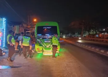 Petugas kepolisian Satlantas Polres Demak saat melakukan olah TKP kecelakaan rombongan IPNU Jepara di Jalur Pantura Kilometer 14+800, Desa Batu, Kecamatan Karangtengah, Kabupaten Demak, pada Minggu dini hari, 25 Oktober 2026. (M. Burhanuddin Aslam/Lingkarjateng.id)