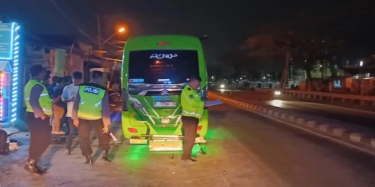 Petugas kepolisian Satlantas Polres Demak saat melakukan olah TKP kecelakaan rombongan IPNU Jepara di Jalur Pantura Kilometer 14+800, Desa Batu, Kecamatan Karangtengah, Kabupaten Demak, pada Minggu dini hari, 25 Oktober 2026. (M. Burhanuddin Aslam/Lingkarjateng.id)