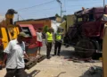 Petugas kepolisian mengevakuasi truk yang terlibat kecelakaan beruntun di Jalan Lingkar Timur, Desa Tanjungkarang, Kecamatan Jati, Kabupaten Kudus, Kamis, 22 Oktober 2026. (Nisa Hafidzotus S./Lingkarjateng.id)