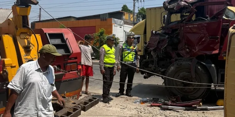 Petugas kepolisian mengevakuasi truk yang terlibat kecelakaan beruntun di Jalan Lingkar Timur, Desa Tanjungkarang, Kecamatan Jati, Kabupaten Kudus, Kamis, 22 Oktober 2026. (Nisa Hafidzotus S./Lingkarjateng.id)