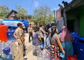 Kelurahan Jabungan, Kecamatan Banyumanik, Kota Semarang mengantre ambil air bersih bantuan dari Bidang Hubungan Masyarakat (Bidhumas) Polda Jateng pada Senin, 19 Oktober 2026. (Rizky Syahrul/Lingkarjateng.id)