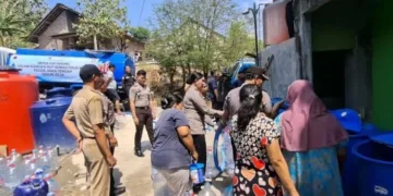 Kelurahan Jabungan, Kecamatan Banyumanik, Kota Semarang mengantre ambil air bersih bantuan dari Bidang Hubungan Masyarakat (Bidhumas) Polda Jateng pada Senin, 19 Oktober 2026. (Rizky Syahrul/Lingkarjateng.id)