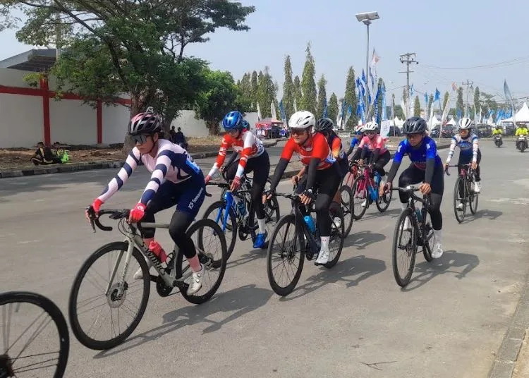 Atlet balap sepeda bertanding di nomor criterium di Stadion Utama Kebondalem Kendal, Jumat, 30 Oktober 2026. (Anik Kustiani/Lingkarjateng.id)