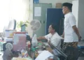 Kepala BKPSDM Kota Pekalongan, Rusmani Budiharjo atau Didik (memakai peci), bersama jajaran berdiskusi terkait pengawalan kebijakan PPPK paruh waktu, Jumat, 16 Oktober 2026. (Humas Pemkot Pekalongan/Lingkarjateng.id)