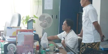 Kepala BKPSDM Kota Pekalongan, Rusmani Budiharjo atau Didik (memakai peci), bersama jajaran berdiskusi terkait pengawalan kebijakan PPPK paruh waktu, Jumat, 16 Oktober 2026. (Humas Pemkot Pekalongan/Lingkarjateng.id)