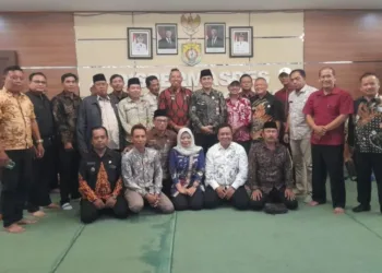 Kepala Dispermasdes Kendal, Alfebian Yulando, berfoto bersama para kepala desa dalam sarasehan dan silaturahmi bersama Paguyuban Kepala Desa Bahurekso Kabupaten Kendal di Aula Dispermaades Kendal, Kamis 8 Oktober 2026. (Anik Kustiani/Lingkarjateng.id)