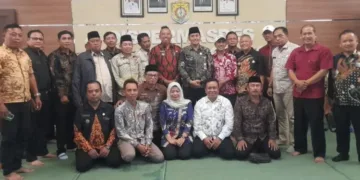 Kepala Dispermasdes Kendal, Alfebian Yulando, berfoto bersama para kepala desa dalam sarasehan dan silaturahmi bersama Paguyuban Kepala Desa Bahurekso Kabupaten Kendal di Aula Dispermaades Kendal, Kamis 8 Oktober 2026. (Anik Kustiani/Lingkarjateng.id)