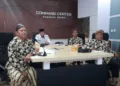 Kepala Dispermasdes, Alfebian Yulando, saat mendampingi penilaian Desa Wisata Kalikesek melalui zoom meeting di Ruang Command Center Pemkab Kendal, Rabu, 21 Oktober 2026. (Anik Kustiani/Lingkarjateng.id)