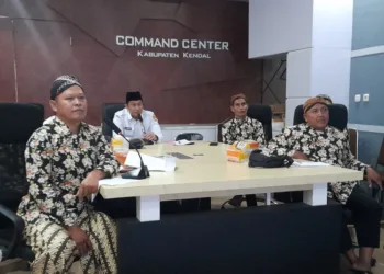 Kepala Dispermasdes, Alfebian Yulando, saat mendampingi penilaian Desa Wisata Kalikesek melalui zoom meeting di Ruang Command Center Pemkab Kendal, Rabu, 21 Oktober 2026. (Anik Kustiani/Lingkarjateng.id)