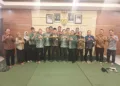 Kepala Dispermasdes Kendal Alfebian Yulando berfoto dengan anggota Papdesi Kendal di Aula Dispermasdes, Kamis, 29 Oktober 2026. (Humas Dispermasdes Kendal/Lingkarjateng.id)