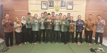 Kepala Dispermasdes Kendal Alfebian Yulando berfoto dengan anggota Papdesi Kendal di Aula Dispermasdes, Kamis, 29 Oktober 2026. (Humas Dispermasdes Kendal/Lingkarjateng.id)