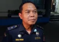 Kepala Seksi Penyuluhan dan Layanan Informasi KPPBC Tipe Madya Cukai Kudus, Ruwiya Purnama Adie, memberi keterangan kepada awak media terkait penggeledahan KPK, Rabu, 28 Oktober 2026. (Mohammad Fahtur Rohman/Lingkarjateng.id)