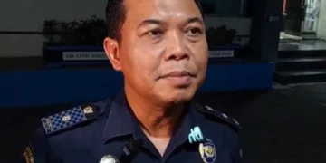 Kepala Seksi Penyuluhan dan Layanan Informasi KPPBC Tipe Madya Cukai Kudus, Ruwiya Purnama Adie, memberi keterangan kepada awak media terkait penggeledahan KPK, Rabu, 28 Oktober 2026. (Mohammad Fahtur Rohman/Lingkarjateng.id)