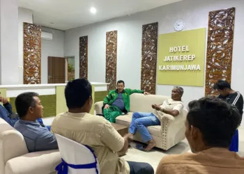 Ketua DPRD Kabupaten Jepara, Agus Sutisna, saat diskusi dengan pengelola Hotel Bukit Jatikerep, Karimunjawa, Selasa malam, 6 Oktober 2026. (Tomi Budianto/Lingkarjateng.id)