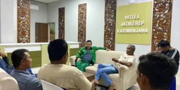 Ketua DPRD Kabupaten Jepara, Agus Sutisna, saat diskusi dengan pengelola Hotel Bukit Jatikerep, Karimunjawa, Selasa malam, 6 Oktober 2026. (Tomi Budianto/Lingkarjateng.id)