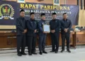 Ketua DPRD Kabupaten Pekalongan, Abdul Munir, menyerahkan dokumen kepada Plt Bupati Pekalongan, Sukirman, dalam rapat paripurna penetapan Perda tentang Penyelenggaraan Pendidikan di Kabupaten Pekalongan di gedung dewan setempat, Kamis, 15 Oktober 2026. (Fahri Alakbar/Lingkarjateng.id)
