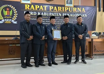 Ketua DPRD Kabupaten Pekalongan, Abdul Munir, menyerahkan dokumen kepada Plt Bupati Pekalongan, Sukirman, dalam rapat paripurna penetapan Perda tentang Penyelenggaraan Pendidikan di Kabupaten Pekalongan di gedung dewan setempat, Kamis, 15 Oktober 2026. (Fahri Alakbar/Lingkarjateng.id)