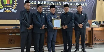 Ketua DPRD Kabupaten Pekalongan, Abdul Munir, menyerahkan dokumen kepada Plt Bupati Pekalongan, Sukirman, dalam rapat paripurna penetapan Perda tentang Penyelenggaraan Pendidikan di Kabupaten Pekalongan di gedung dewan setempat, Kamis, 15 Oktober 2026. (Fahri Alakbar/Lingkarjateng.id)