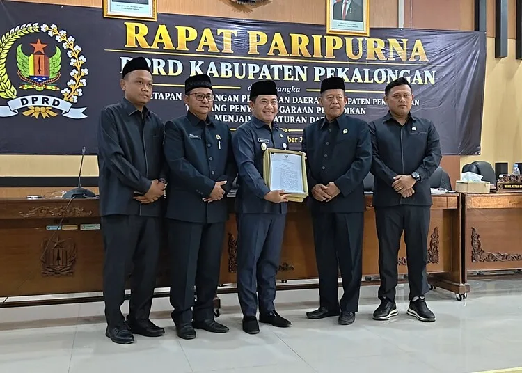Ketua DPRD Kabupaten Pekalongan, Abdul Munir, menyerahkan dokumen kepada Plt Bupati Pekalongan, Sukirman, dalam rapat paripurna penetapan Perda tentang Penyelenggaraan Pendidikan di Kabupaten Pekalongan di gedung dewan setempat, Kamis, 15 Oktober 2026. (Fahri Alakbar/Lingkarjateng.id)