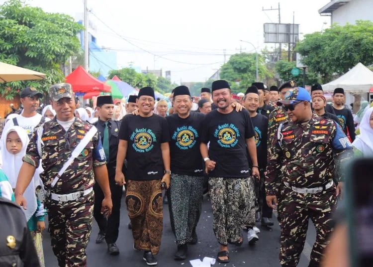 Bupati Kudus Sam’ani Intakoris (tengah) mengikuti kegiatan Mlampah Sareng Santri di Alun-alun Simpang Tujuh Kudus, Minggu, 25 Oktober 2026.
(Nisa Hafizhotus S/Lingkarjateng.id)