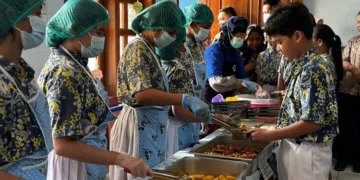 Pelaksanaan uji coba MBG prasmanan di SD Kanisius Kauman, Kabupaten Jepara, Kamis, 8 Oktober 2026. (Tomi Budianto/Lingkarjateng.id)