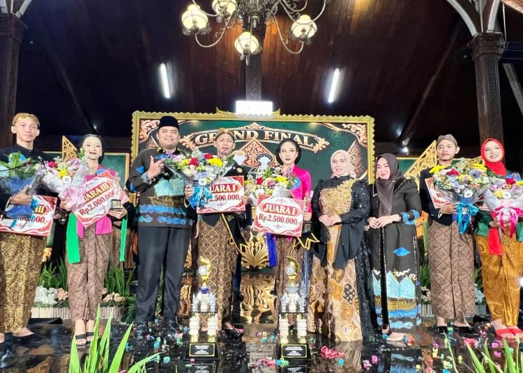 Wakil Bupati Jepara, M. Ibnu Hajar, berfoto bersama Mas-Mbak Duta Jepara 2026 dalam malam penganugerahan di Pendopo Kabupaten Jepara, Sabtu malam, 24 Oktober 2026. (Tomi Budianto/Lingkarjateng.id)