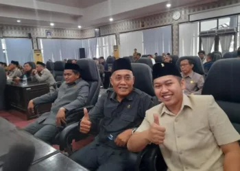 Ketua Komisi A DPRD Kendal, Munawir (tengah), mengikuti rapat paripurna Pengumuman Usulan Peresmian Pemberhentian dan Pengangkatan Pimpinan DPRD Kabupaten Kendal yang digelar di ruang Paripurna DPRD Kendal, Senin 26 Oktober 2026. (Anik Kustiani/Lingkarjateng.id)