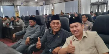 Ketua Komisi A DPRD Kendal, Munawir (tengah), mengikuti rapat paripurna Pengumuman Usulan Peresmian Pemberhentian dan Pengangkatan Pimpinan DPRD Kabupaten Kendal yang digelar di ruang Paripurna DPRD Kendal, Senin 26 Oktober 2026. (Anik Kustiani/Lingkarjateng.id)