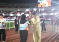 Suami Bupati Kendal, Murdoko, yang merupakan mantan Ketua KONI Jawa Tengah menyerahkan api obor dalam pembukaan Porprov Jateng di Stadion Jatidiri, Kota Semarang, Minggu malam, 25 Oktober 2026. (Dok. Media Bupati Kendal/Lingkarjateng.id)