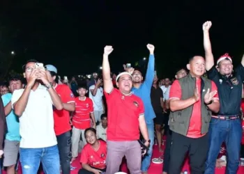 Plt Bupati Pekalongan Sukirman (kedua kiri) bersama masyarakat menyaksikan laga final FIFA ASEAN Cup 2026 di Halaman Pendopo Bupati Pekalongan, Senin, 5 Oktober 2026 malam. (Fahri Akbar/Lingkarjateng.id)