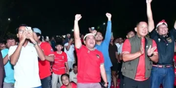 Plt Bupati Pekalongan Sukirman (kedua kiri) bersama masyarakat menyaksikan laga final FIFA ASEAN Cup 2026 di Halaman Pendopo Bupati Pekalongan, Senin, 5 Oktober 2026 malam. (Fahri Akbar/Lingkarjateng.id)
