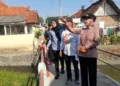 Bupati Kendal, Dyah Kartika Permanasari, meninjau pekerjaan normalisasi Sungai Kendal pada Jumat, 16 Oktober 2026. (Anik Kustiani/Lingkarjateng.id)