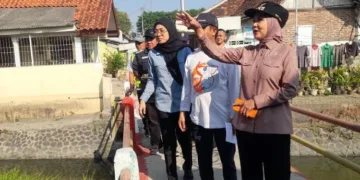 Bupati Kendal, Dyah Kartika Permanasari, meninjau pekerjaan normalisasi Sungai Kendal pada Jumat, 16 Oktober 2026. (Anik Kustiani/Lingkarjateng.id)