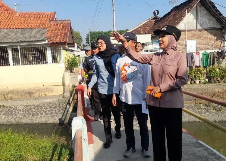 Bupati Kendal, Dyah Kartika Permanasari, meninjau pekerjaan normalisasi Sungai Kendal pada Jumat, 16 Oktober 2026. (Anik Kustiani/Lingkarjateng.id)