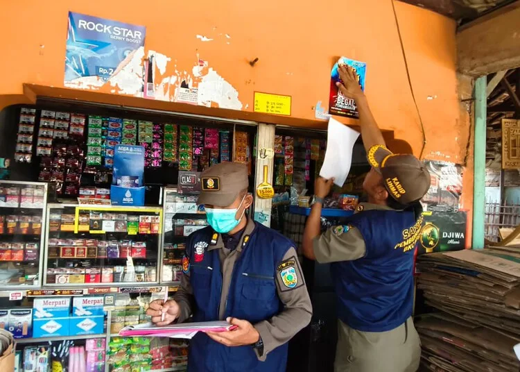 Tim gabungan saat melakukan operasi peredaran rokok ilegal di Kabupaten Jepara, Selasa, 20 Oktober 2026. (Dok. Diskominfo Jepara/Lingkarjateng.id)