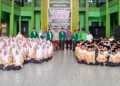 Jajaran pengurus DPC PPP Jepara berfoto dengan para peserta kegiatan pendidikan politik, pencegahan perundungan, dan pelatihan kecerdasan buatan atau artificial intelligence (AI) di SMK Fadlun Nafis, Kecamatan Bangsri, Kabupaten Jepara, Minggu, 25 Oktober 2026. (Tomi Budianto/Lingkarjateng.id)