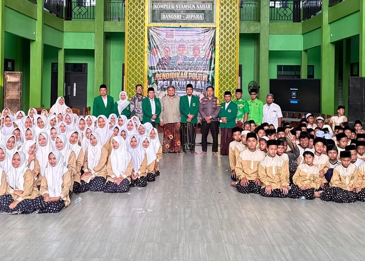 Jajaran pengurus DPC PPP Jepara berfoto dengan para peserta kegiatan pendidikan politik, pencegahan perundungan, dan pelatihan kecerdasan buatan atau artificial intelligence (AI) di SMK Fadlun Nafis, Kecamatan Bangsri, Kabupaten Jepara, Minggu, 25 Oktober 2026. (Tomi Budianto/Lingkarjateng.id)